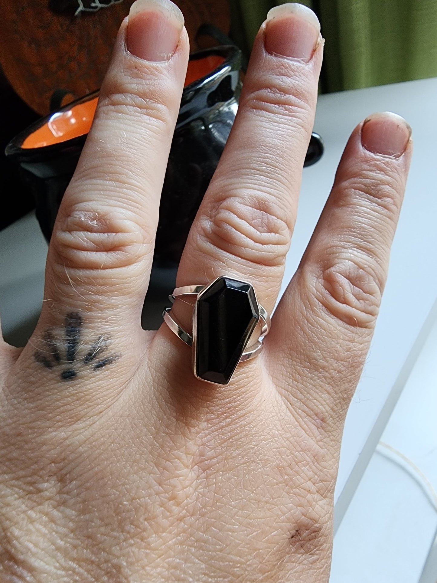 Split shank coffin stone ring with onyx stone. Two silver band extend on the left and right