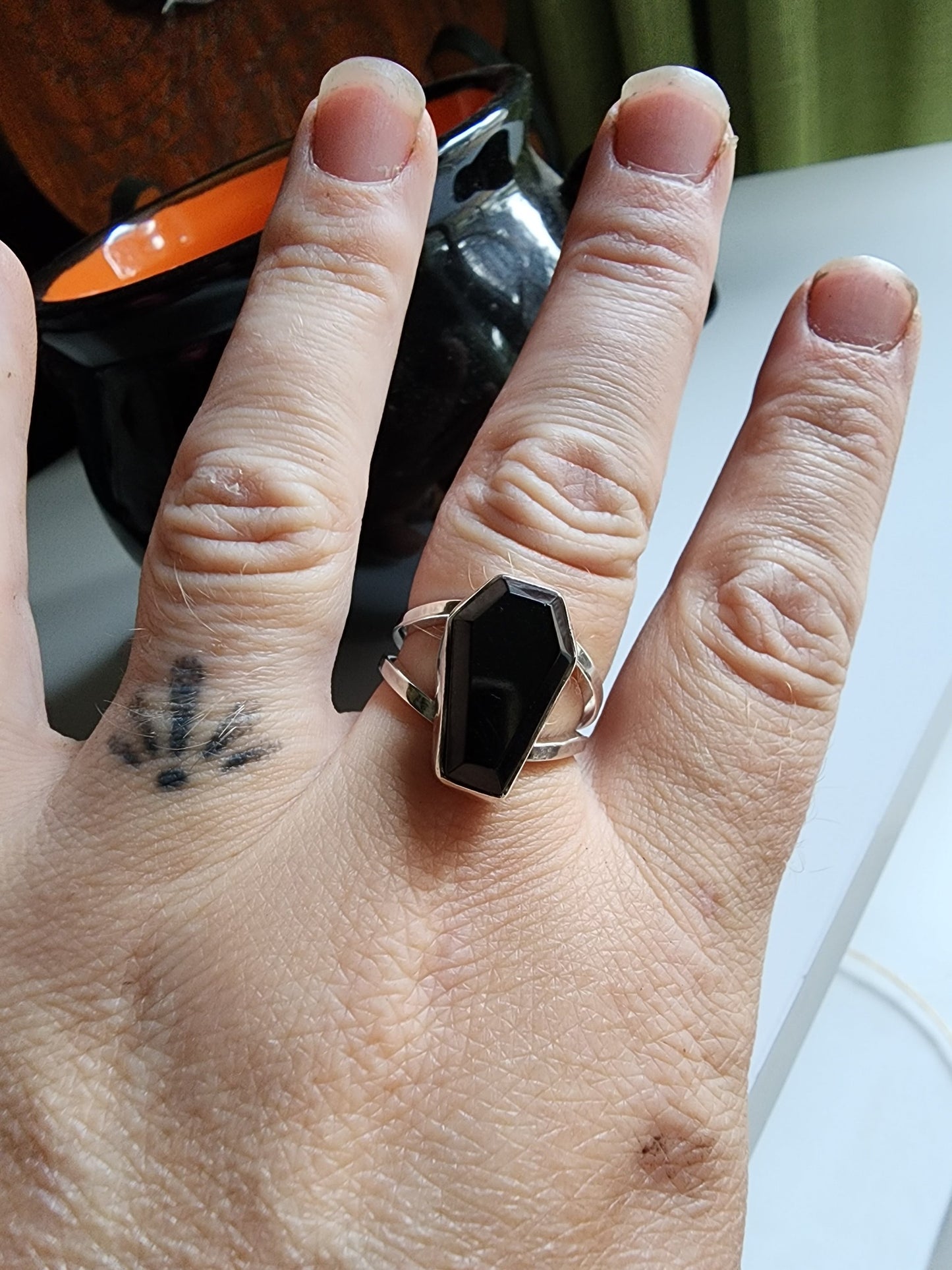 Split shank coffin stone ring with onyx stone. Two silver band extend on the left and right