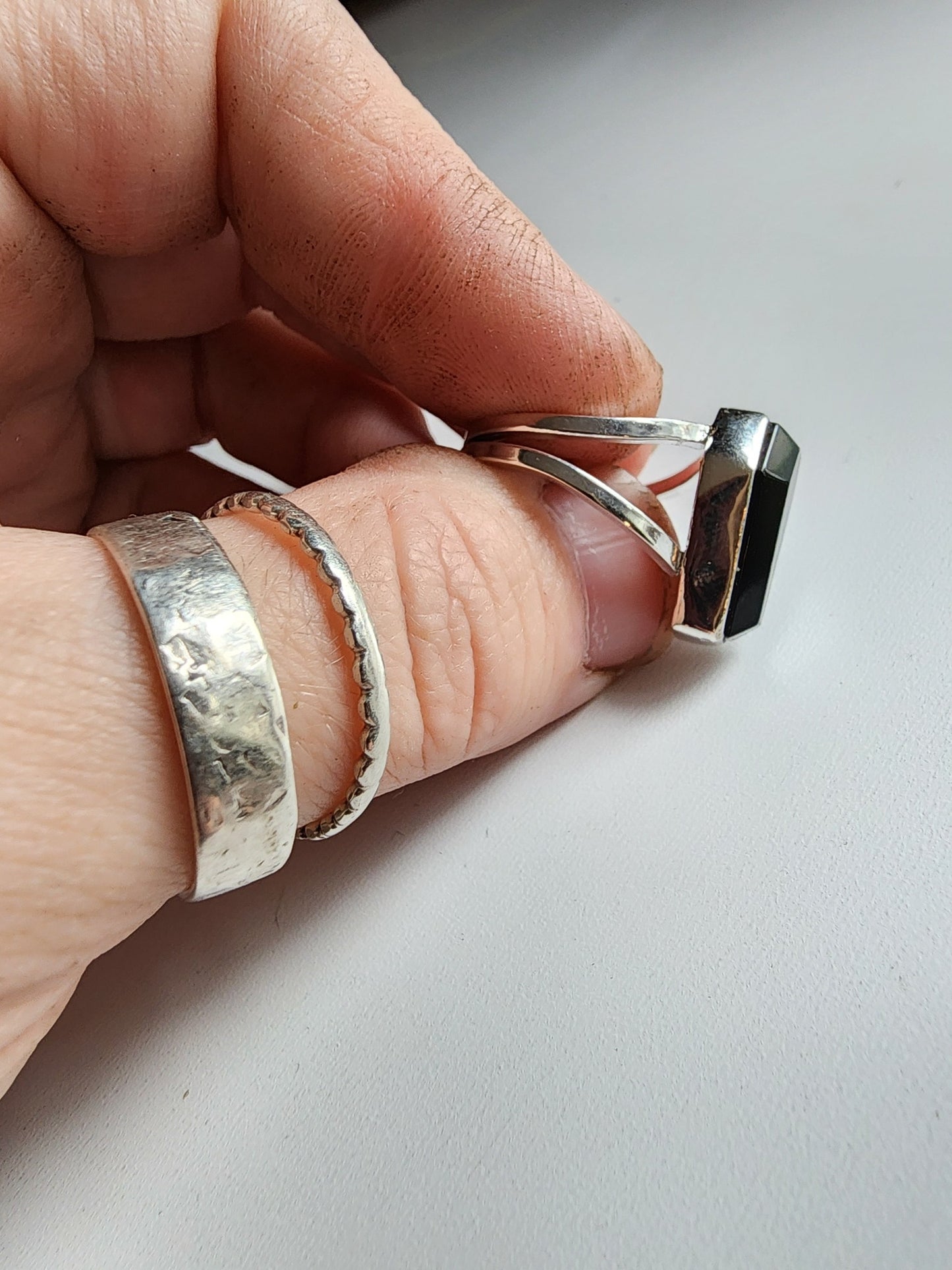 Split shank coffin stone ring with onyx stone. Two silver band extend on the left and right
